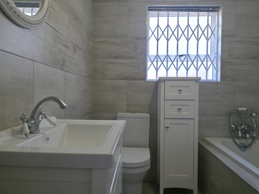 6 Bedroom Property for Sale in Wavecrest Eastern Cape